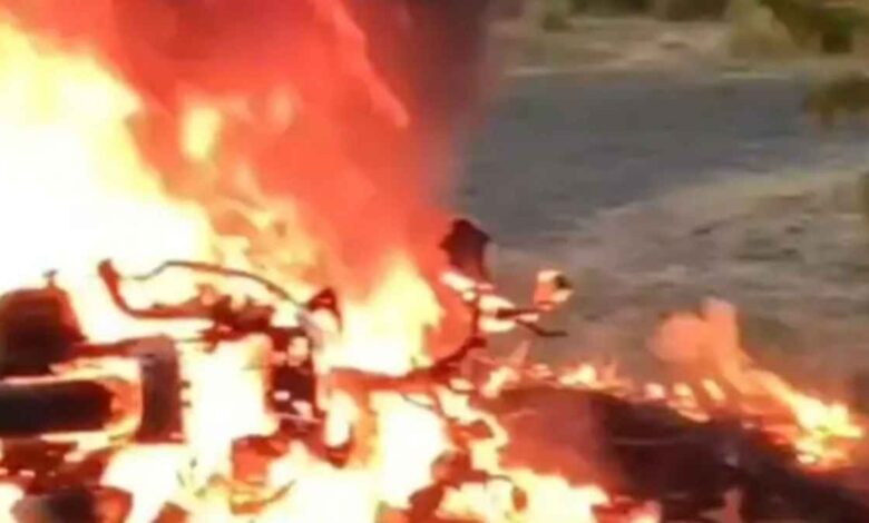 शिवली के अलियापुर गांव में बीच सड़क पर धू-धू कर जलती स्कूटी और आग बुझाते दमकलकर्मी।