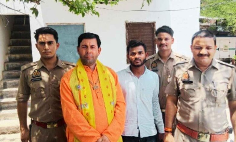 कानपुर देहात में पुलिस कस्टडी में खड़ा आरोपी बोतल बाबा हरिओम यादव