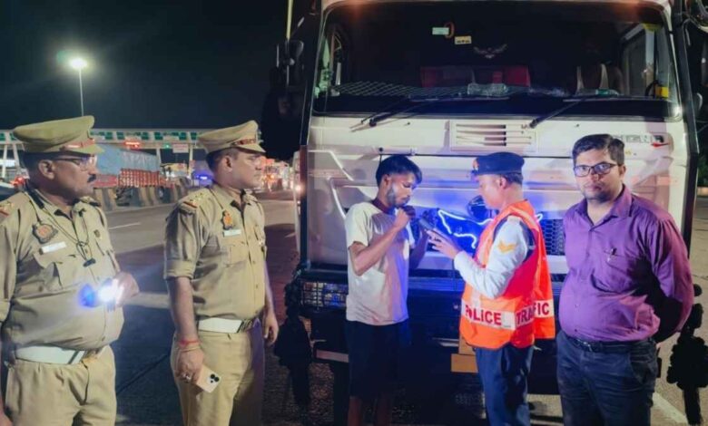 कानपुर देहात: बुलेट राजाओं और पियक्कड़ों पर भारी पड़ी पुलिस, तीन घंटे में कटे लाखो के चालान 1 कानपुर देहात में रात के समय वाहनों की चेकिंग करती पुलिस टीम और ब्रीथ एनालाइजर जांच