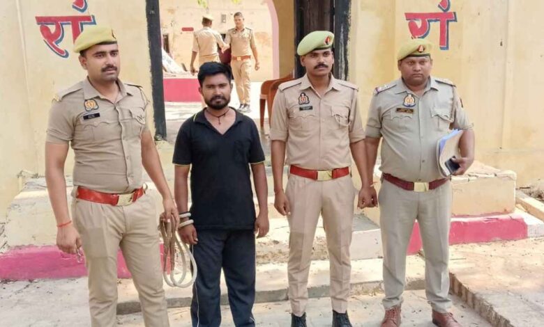 सिकंदरा थाना पुलिस की गिरफ्त में खड़ा नाबालिग से दुष्कर्म का आरोपी अनुज कुमार उर्फ लल्लू।