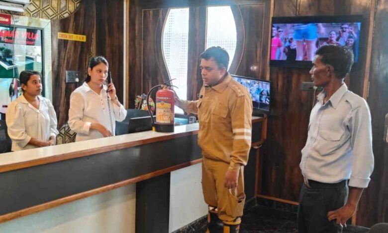 कानपुर देहात: होटल और व्यावसायिक भवनों में चेकिंग से मचा हड़कंप: कानपुर देहात में सीएफओ के नेतृत्व में हुआ बड़ा फायर व विद्युत सुरक्षा ऑडिट 1 कानपुर देहात फायर और विद्युत ऑडिट