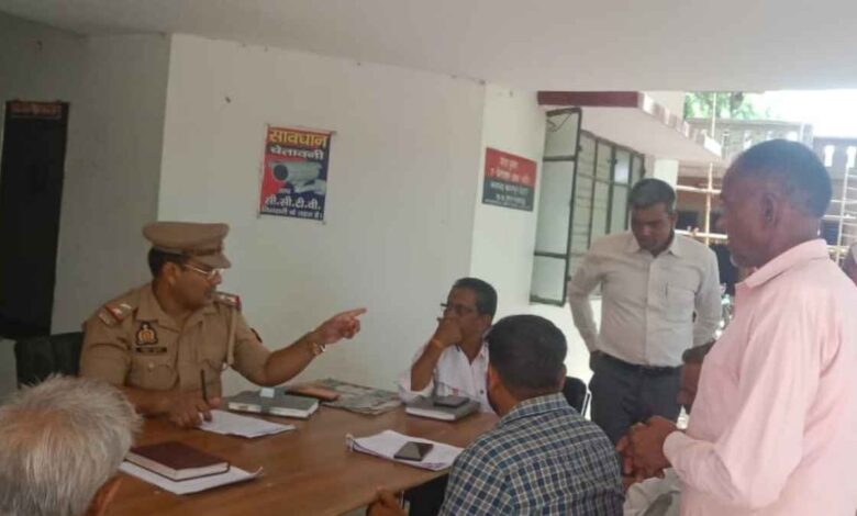 कानपुर देहात: बरौर में नवागत थाना प्रभारी ने सुनी तीन शिकायतें,एक का निस्तारण 1 बरौर थाना समाधान दिवस में शिकायतें सुनते थाना प्रभारी राहुल कुमार और राजस्व टीम