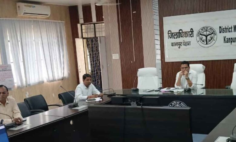 कानपुर देहात में बाढ़ नियंत्रण और आपदा प्रबंधन की समीक्षा बैठक करते प्रशासनिक अधिकारी।