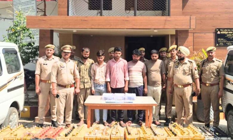 कानपुर देहात पुलिस की गिरफ्त में खड़े 5 शातिर बैट्री चोर और बरामद माल के साथ पुलिस टीम।