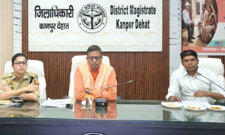 कानपुर देहात कलेक्ट्रेट में जिला सड़क सुरक्षा समिति की बैठक लेते जिलाधिकारी कपिल सिंह और पुलिस अधीक्षक