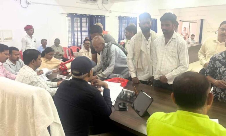 सिकंदरा तहसील में फरियादियों की शिकायतें सुनते मुख्य विकास अधिकारी और अन्य जिला अधिकारी