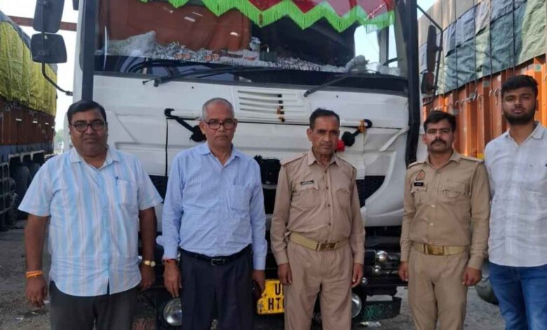 कानपुर नगर हाईवे पर रोके गए ओवरलोड मौरंग के ट्रक और चेकिंग करती पुलिस व खनन विभाग की टीम।