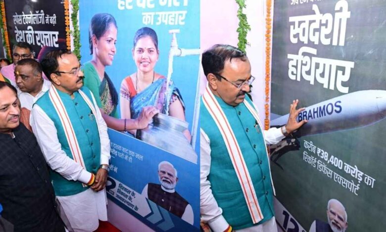 उपमुख्यमंत्री केशव प्रसाद मौर्य कानपुर में विकास प्रदर्शनी का उद्घाटन और स्टॉलों का अवलोकन करते हुए