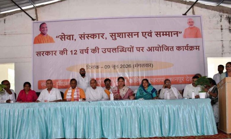पुखरायां के पीएम श्री राजकीय बालिका इण्टर कॉलेज में केंद्र सरकार के 12 वर्ष पूरे होने पर आयोजित जनसभा में दीप प्रज्ज्वलित करतीं मुख्य अतिथि और अन्य जनप्रतिनिधि।