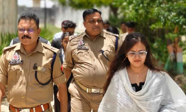 कानपुर देहात जिला कारागार में सचिव का औचक छापा; बंदियों के बीच पहुंचीं नूपुर श्रीवास्तव, व्यवस्थाओं को बारीकी से परखा 1 कानपुर देहात जिला कारागार में महिला बंदियों को कानूनी जानकारी देतीं जिला विधिक सेवा प्राधिकरण की सचिव नूपुर श्रीवास्तव।
