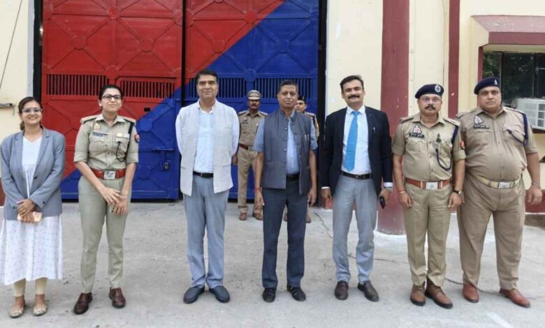 मानवीय संवेदना और सुधार की नई मिसाल: कानपुर देहात जिला कारागार का आला अफसरों ने किया औचक निरीक्षण 1 कानपुर देहात जिला कारागार के मुख्य द्वार पर संयुक्त निरीक्षण के बाद खड़े न्यायिक, प्रशासनिक और जेल अधिकारी।