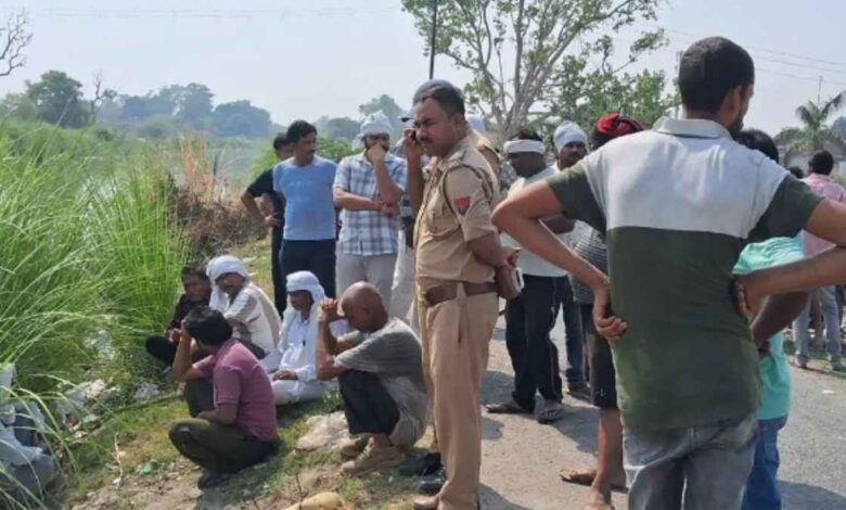 कानपुर देहात के झींझक नहर के पास खड़ी पुलिस और ग्रामीणों की भीड़