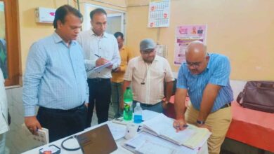 Photo of कानपुर: स्वास्थ्य केंद्र में डीएम की रेड: फार्मासिस्ट को बिना बताए गायब रहना पड़ा भारी, एक झटके में रुकी सैलरी, मच हड़कंप