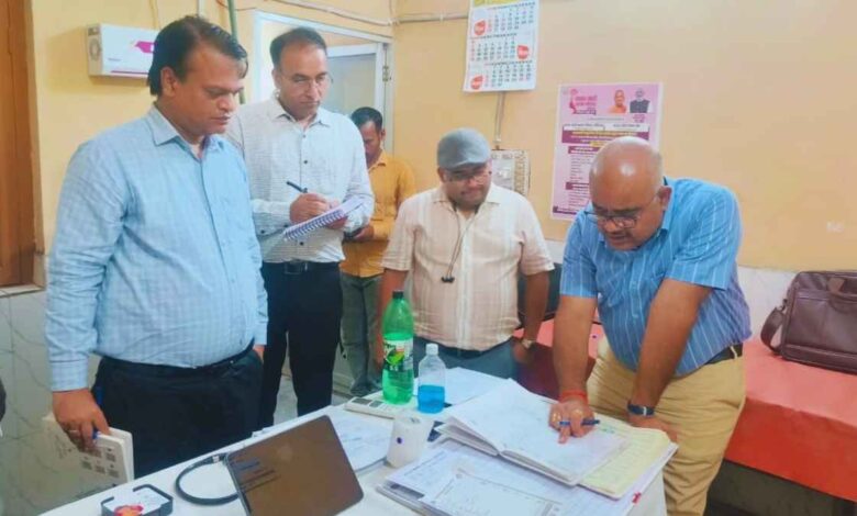 कानपुर: स्वास्थ्य केंद्र में डीएम की रेड: फार्मासिस्ट को बिना बताए गायब रहना पड़ा भारी, एक झटके में रुकी सैलरी, मच हड़कंप 1 अहिरवां प्राथमिक स्वास्थ्य केंद्र में मरीजों से बात करते जिलाधिकारी जितेंद्र प्रताप सिंह