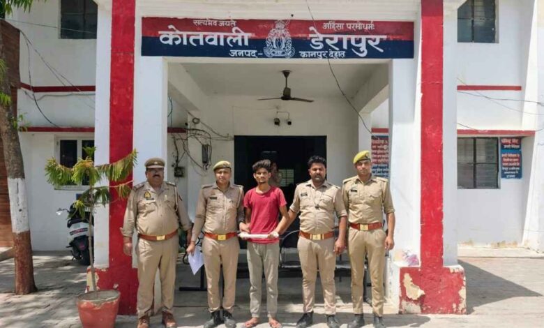 कानपुर देहात: लड़ाई-झगड़े में तमंचा लहराने वाला अभियुक्त 24 घंटे में गिरफ्तार, वीडियो वायरल होने के डर से भाग रहा था आरोपी 1 कानपुर देहात में अवैध तमंचा और कारतूस के साथ गिरफ्तार अभियुक्त और पुलिस टीम