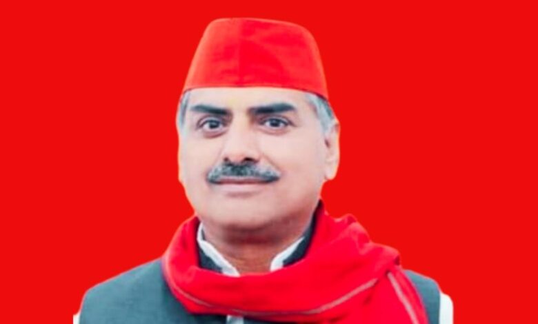पुखरायां में प्रेस वार्ता के दौरान पत्रकारों को संबोधित करते सपा नेता नरेंद्र पाल सिंह मनु।