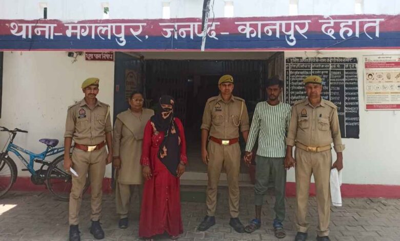 मंगलपुर थाना पुलिस की कस्टडी में खड़े आरोपी नवनीत और गायत्री
