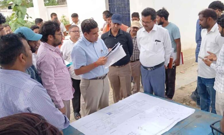 कानपुर देहात के मुरलीपुर गांव में जल जीवन मिशन की समीक्षा करते नोडल अधिकारी जी.एस. प्रियदर्शी और जिलाधिकारी कपिल सिंह
