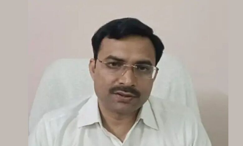 कानपुर देहात के प्राथमिक विद्यालय में टैबलेट पर डिजिटल अटेंडेंस दर्ज करते शिक्षक।