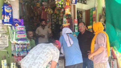 Photo of कानपुर देहात: पुखरायां मेन रोड पर प्रतिबंधित सिंगल यूज प्लास्टिक के खिलाफ नगर पालिका का बड़ा छापा।