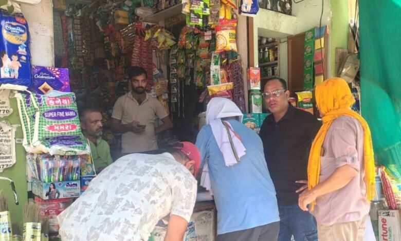 पुखरायां मेन रोड पर दुकानदारों के पास प्लास्टिक की जांच करती नगर पालिका टीम