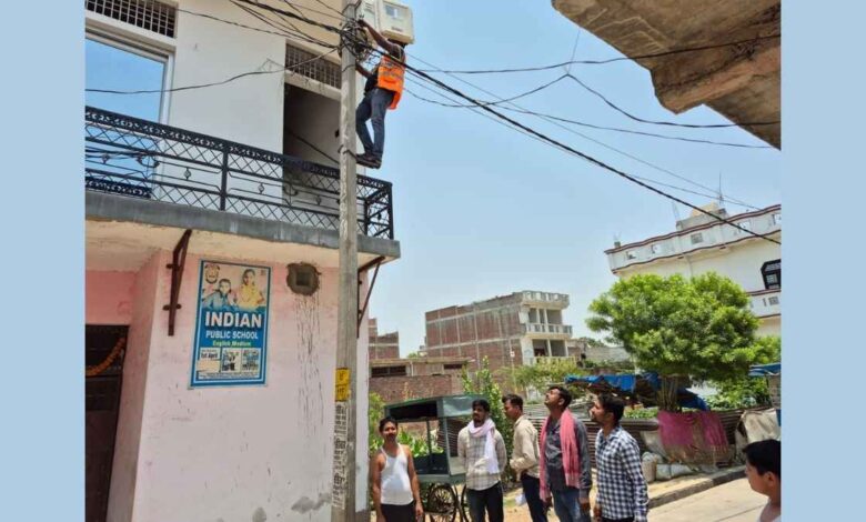 पुखरायां में बिजली चेकिंग अभियान के दौरान बकाएदारों के कनेक्शन काटते और वसूली करते बिजली विभाग के अधिकारी