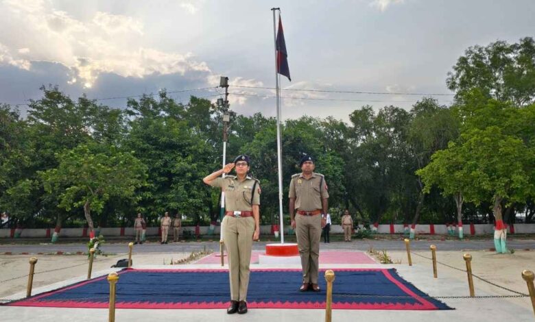 कानपुर देहात: एसपी श्रद्धा नरेन्द्र पाण्डेय ने शुक्रवार परेड की ली सलामी, पुलिस लाइन का किया गहन निरीक्षण 1 पुलिस लाइन के शुक्रवार परेड में सलामी लेती पुलिस अधीक्षक श्रद्धा