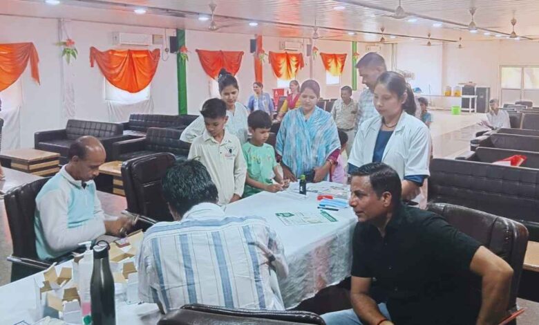 कानपुर देहात पुलिस लाइन्स में बच्चों का दंत परीक्षण करते चिकित्सक।