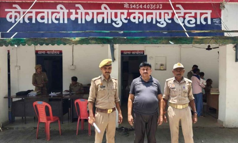 कानपुर देहात: तेजाब पीने को मजबूर करने वाला सूदखोर चढ़ा भोगनीपुर पुलिस के हत्थे, पुखरायां चौकी प्रभारी ने मवई रोड से दबोचा 1 भोगनीपुर थाना पुलिस की गिरफ्त में खड़ा आत्महत्या के लिए उकसाने का आरोपी राजेश द्विवेदी।