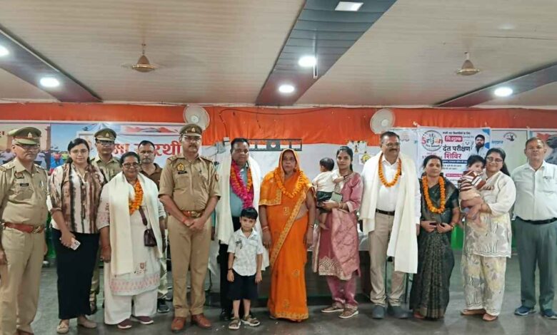 कानपुर देहात पुलिस लाइन में सेवानिवृत्त पुलिसकर्मियों को प्रशस्ति पत्र देकर सम्मानित करते प्रतिसार निरीक्षक प्रेमचन्द्र शुक्ला।