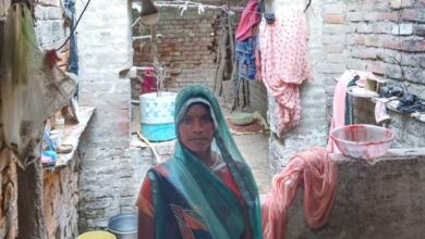 Photo of कानपुर देहात: पात्रता के बाद भी नहीं मिला पक्का मकान, तीन बच्चों के साथ खुली छत के नीचे रहने को मजबूर बेबस मां