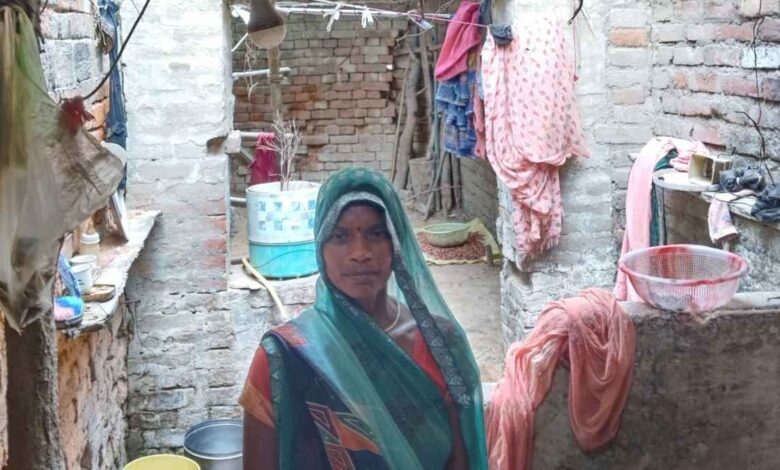 कच्चे या टूटे हुए आशियाने के सामने बैठी महिला और बच्चे, डेरापुर विकास खंड का प्रशासनिक बोर्ड।