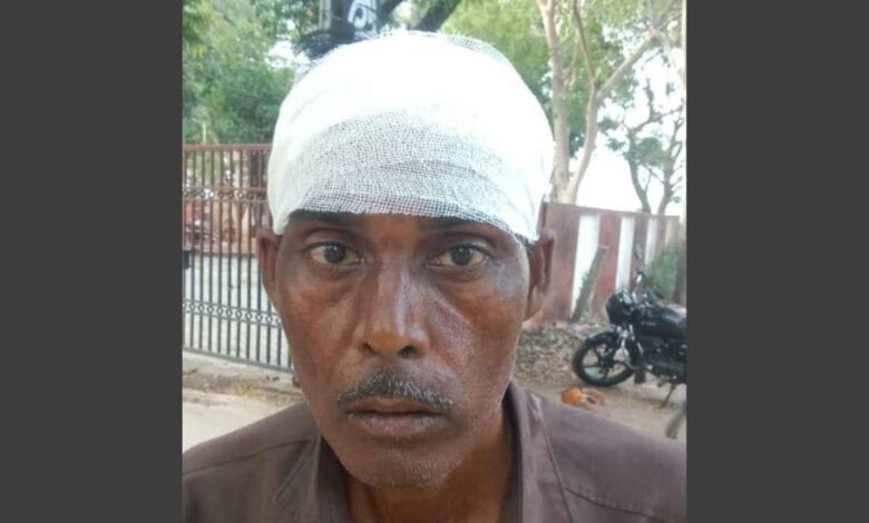 कानपुर देहात के बरौर थाने में मारपीट की शिकायत दर्ज कराने पहुंचे पीड़ित और पुलिस अधिकारी।