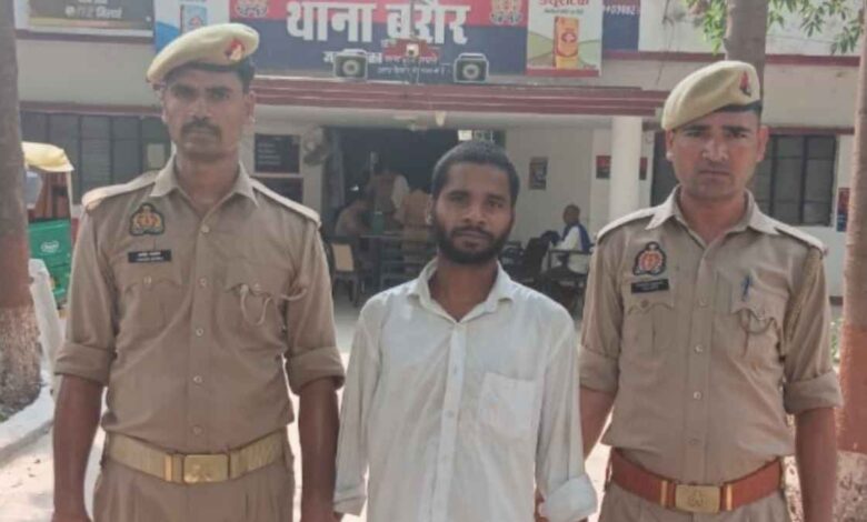 बरौर थाना पुलिस टीम की कस्टडी में खड़ा जानलेवा हमले का आरोपी और बरामद कुल्हाड़ी