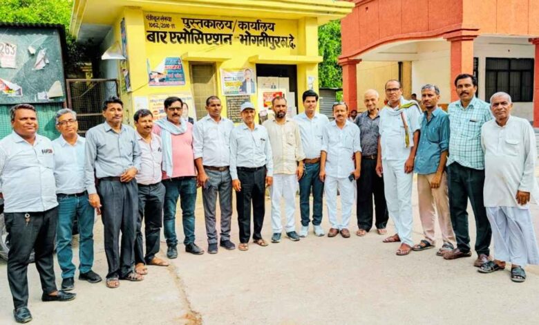 कानपुर देहात के भोगनीपुर में हड़ताल समाप्ति की बैठक के दौरान बार एसोसिएशन के अध्यक्ष धर्म सिंह यादव और अन्य अधिवक्तागण।