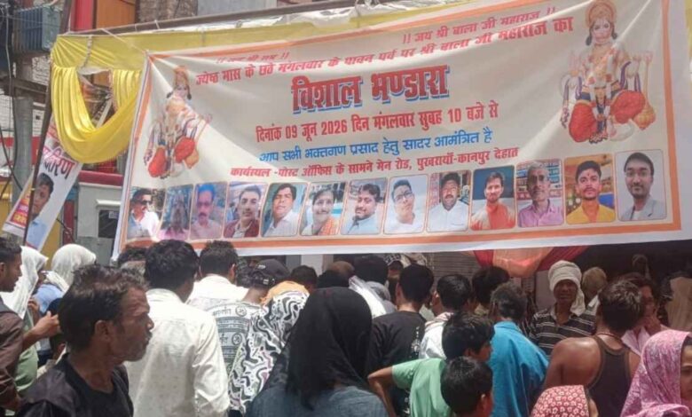 विशाल भंडारे में प्रसाद ग्रहण करते श्रद्धालु और कन्या पूजन