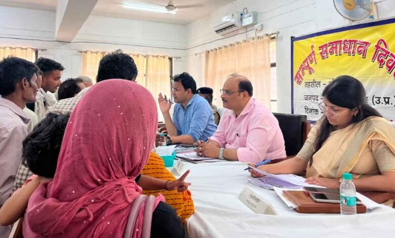 भोगनीपुर तहसील सभागार में समाधान दिवस के दौरान फरियादियों की शिकायतें सुनते अपर जिलाधिकारी दुष्यंत कुमार मौर्य और एसडीएम देवेंद्र सिंह