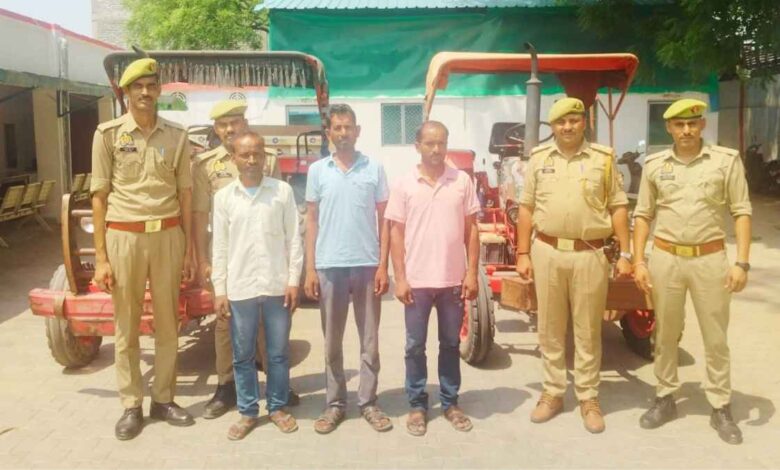 हमीरपुर से बांदा तक फैला था जाल; भोगनीपुर पुलिस ने आधी रात को घेराबंदी कर पकड़े 3 शातिर, बरामद माल देख उड़ गए होश! 1 कानपुर देहात की भोगनीपुर पुलिस और बरामद ट्रैक्टरों के साथ खड़े 3 शातिर चोर।
