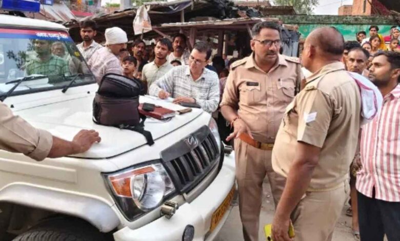 कानपुर देहात के मंगलपुर में संदिग्ध परिस्थितियों में महिला की मौत के बाद जांच करती पुलिस