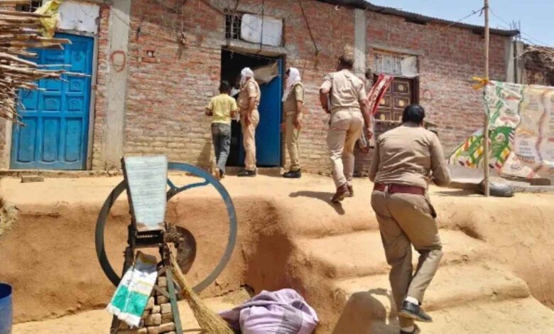 कानपुर देहात के मंगलपुर क्षेत्र के सबलपुर गांव में संदिग्ध मौत मामले की जांच करती पुलिस।