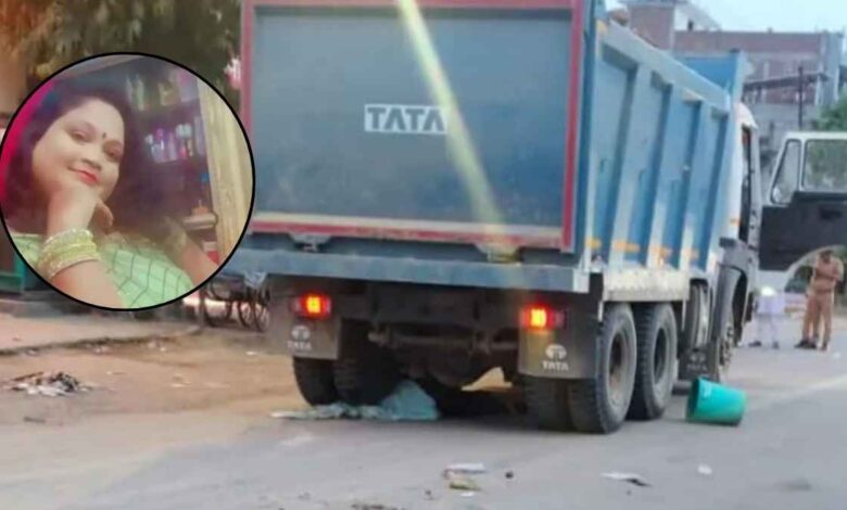 कानपुर देहात के माती रोड पर हादसे के बाद डंपर को कब्जे में लेती अकबरपुर पुलिस