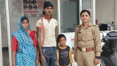 Photo of कानपुर देहात: घर से भटककर आई मासूम राधिका को पुलिसकर्मी पूनम व प्रीति ने परिजनों से मिलवाया,परिजन हुए गदगद