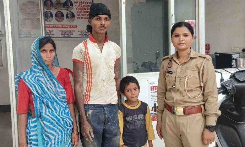 कानपुर देहात के थाने में परिजनों को उनकी खोई हुई बच्ची सौंपतीं महिला कांस्टेबल पूनम और प्रीति