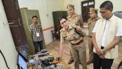 Photo of कानपुर देहात: यूपी पुलिस परीक्षा में सेंधमारी रोकने खुद मैदान में उतरे डीएम और एसपी, परीक्षा केंद्र पर अचानक पहुंचे अधिकारियों ने मचाया हड़कंप