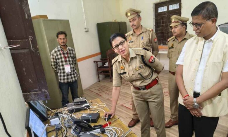 यूपी पुलिस भर्ती परीक्षा केंद्र अकबरपुर महाविद्यालय का औचक निरीक्षण करते डीएम और एसपी