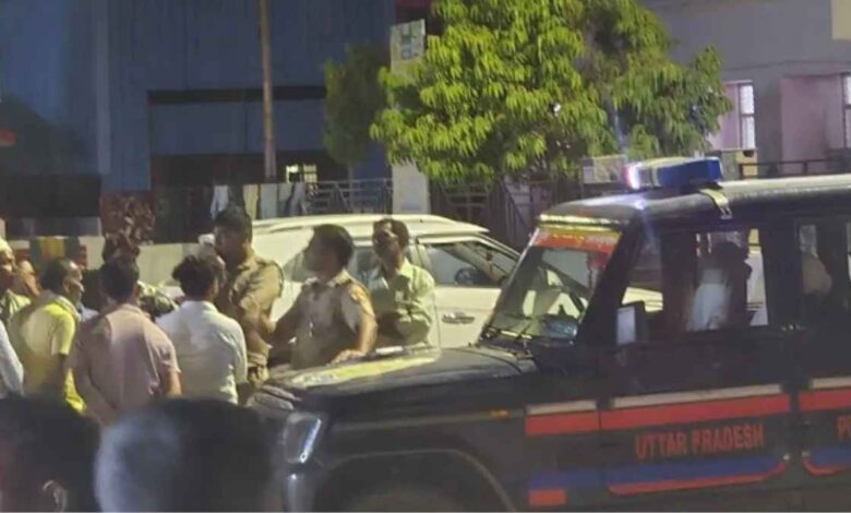 कानपुर देहात के रनियां में घटना स्थल पर जांच करती पुलिस और जुटी भीड़