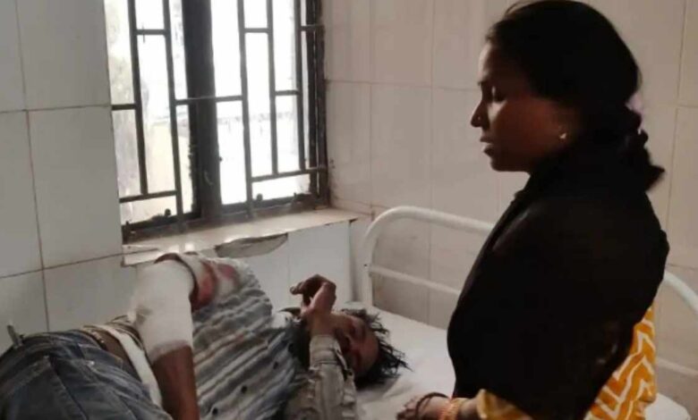 कानपुर देहात: रसूलाबाद में सवारियों से भरा ऑटो अनियंत्रित होकर पलटा,चालक समेत चार घायल 1 : कानपुर देहात के रसूलाबाद में बेला रोड पर दुर्घटनाग्रस्त ऑटो और जांच करती पुलिस।