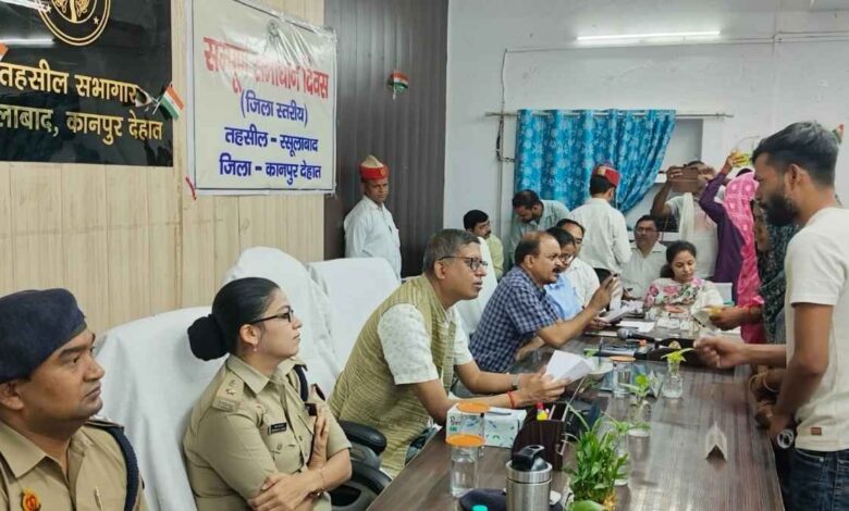 रसूलाबाद तहसील में समाधान दिवस के दौरान विधायक पूनम शंखवार और जिलाधिकारी कपिल सिंह जनता की फरियाद सुनते हुए