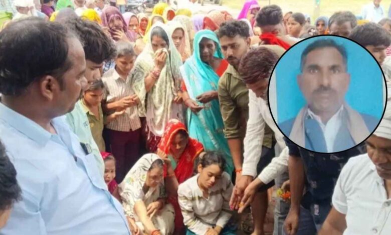 कानपुर देहात के किसान की ककवन में सड़क हादसे में मौत 1 ककवन सड़क हादसे में मृत किसान बलवीर सिंह के घर जुटी ग्रामीणों की भीड़