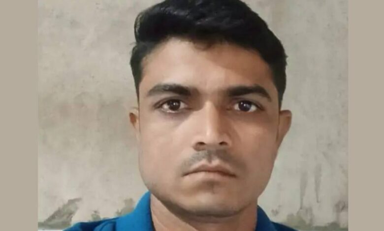 कानपुर देहात के रसूलाबाद में सड़क हादसे के बाद जांच पड़ताल करती कोतवाली पुलिस।